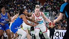 Julia Reisingerová se probíjí italskou defenzivou.