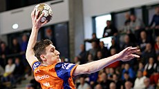 Dominik Skopár z Plzn� zakon�uje proti Dukle Praha.