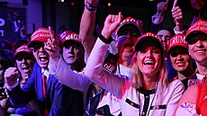 Píznivci Donalda Trumpa  se radují na shromádní v Palm Beach County. (6....