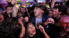 P�íznivci Donalda Trumpa jsou nad�ení z výsledk� amerických prezidentských voleb.