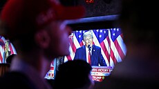 Lidé sledují první povolební projev Donalda Trumpa. (6. listopadu 2024)