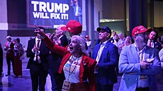 P�íznivci Donalda Trumpa se radují p�i jeho prvním povolebním projevu. (6....