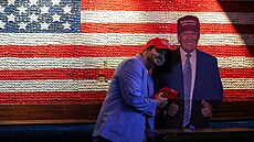 P�íznivec republikánského kandidáta Donalda Trumpa objímá jeho kartonovou...