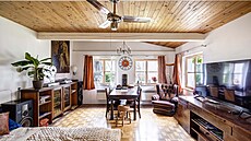 Z ka�dého místa v ateliéru je vid�t do zahrady. Krom� spaní, práce, stolování...