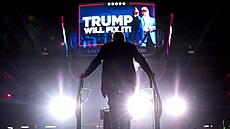 Republikánský kandidát na prezidenta Donald Trump nastupuje na pódium, aby...