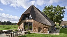 Podivná stavba slou�ila v minulosti jako ov�ín. Z krajiny nizozemského venkova...