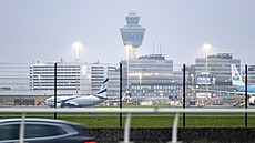 Letadlo spole�nosti El Al p�istává na leti�tní plo�e leti�t� Schiphol u...