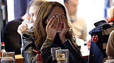 P�íznivkyn� Kamaly Harrisové si zakrývá o�i, kdy� se na obrazovce zobrazují...