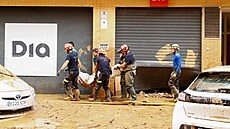 Záchraná�i vyná�ejí t�lo, které bylo nalezeno na parkovi�ti ve �pan�lském m�st�...