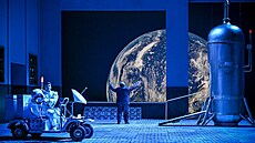 Daniel Matou�ek (Blankytný) a Nicky Spence (Mat�j Brou�ek) v inscenaci...