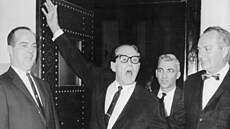 Sociopat, blázen. Obna�oval se, mo�il policist�m do kávy, mo�il na hosty...