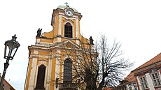 Kostel sv. Petra a Pavla na nám�stí v Ú�t�ku (�íjen 2024)