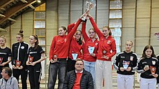 �eské kadetky s reprezenta�ním trenérem Tomá�em Jurkou.