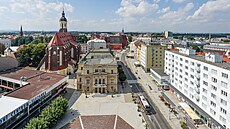 Výhled na Opavu ze �edesát metr� vysoké radni�ní v�e. Uprost�ed je budova...