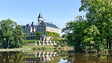 Zámek Radu� obklopuje park s n�kolika rybníky.