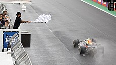 Max Verstappen projídí cílem VC Brazílie.