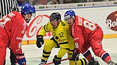 Petr Kodýtek bojuje po buly o puk s Maxem Fribergem.