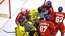 Ond�ej Kacetl p�ihlí�í hromadné �arvátce p�ed svojí brankou.