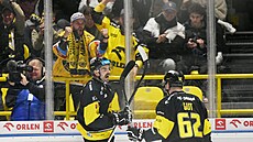 Petr Koblasa a Michal Gut slaví gól.