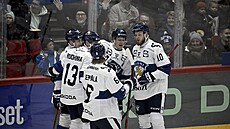 Fin�tí hokejisté se radují z gólu Harriho Pesonena (druhý zprava) do �eské sít�.