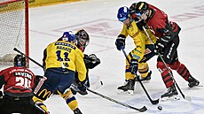 Spar�anský zadák Dominik Ma�ín (vpravo) brání bud�jovického úto�níka Tomá�e...