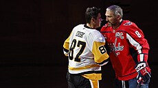 DVACET SEZON V JEDNÉ LIZE. Sidney Crosby z Pittsburghu (87) a Alexandr Ovekin...