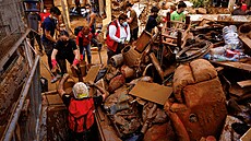 Lidé odklízí následky záplav ve �pan�lské Valencii. (4.11.2024)