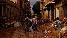 Lidé odklízí následky záplav ve �pan�lské Valencii. (3.11.2024)