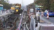 V ulici V Hole�ovi�kách zhoustl provoz. (1.11.2024)
