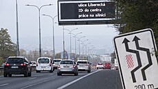 V ulici V Hole�ovi�kách zhoustl provoz. (1.11.2024)