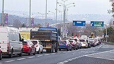 V ulici V Hole�ovi�kách zhoustl provoz. (1.11.2024)