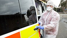 Z infekního oddlení plzeské fakultní nemocnice odjídí sanitka se sestrou v...