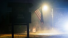 Volte dnes, stojí na ceduli v Cable Community Center ve Wisconsinu. (5....