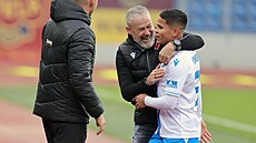 Trenér Baníku Pavel Hapal slaví triumf nad Duklou s dvougólovým st�elcem zápasu...