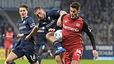 Úto�ník Leverkusenu Patrik Schick a bochumský obránce Maximilian Wittek (vlevo)...