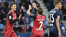 Patrik Schick slaví se záloníkem Leverkusenu Jonasem Hofmannem gól, který...