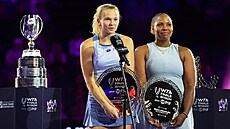 Kate�ina Siniaková a Taylor Townsendová p�ebírají trofeje pro finalistky...
