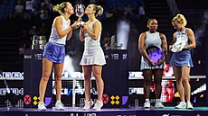 Erin Routliffeová a Gabriela Dabrowská pózují s trofejí pro vít�zky Turnaje...