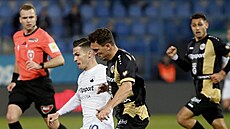 Liberecký �ubomír Tupta (vlevo) v akci s Jakubem Klímou z Hradce Králové.