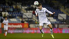 Liberecký záloník Ivan Varfolomejev zpracovává mí hlavou.