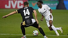 Hradecký Jakub Klíma brání v rozb�hu Azizi Kayondovi z Liberce.