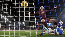 Erling Haaland dostává do brány Brightonu sebe i mí a zaizuje první gól City.