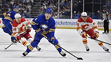 Andrei Kuzmenko (vlevo) a Martin Pospí�il z Calgary jsou v patách Bowenu...