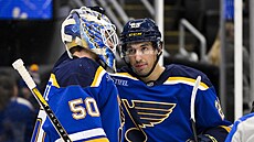 Branká� Jordan Binnington a Jordan Kyrou se radují z vít�zství nad Tampou.