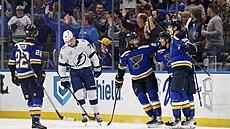 Hokejisté St. Louis slaví trefu v zápase s Tampou.