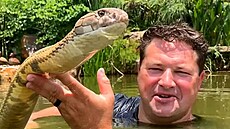 Na utknutí vysoce jedovatou mambou zelenou po msíci stráveném v komatu zemel...