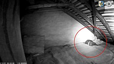 Zlodj se policistm schovával za komínem i na pd