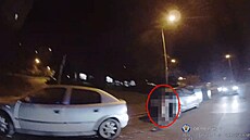 �ty�letá hol�i�ka b�hala ve tm� Prahou. Utekla matce, kdy� spala