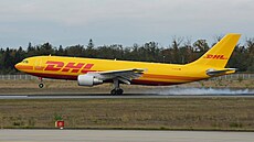 Letadlo nmecké pepravní spolenosti DHL. V jejích skladech hoely balíky s...