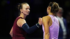 Barbora Krej�íková gratuluje soupe�ce k vít�zství v semifinále Turnaje mistry�.